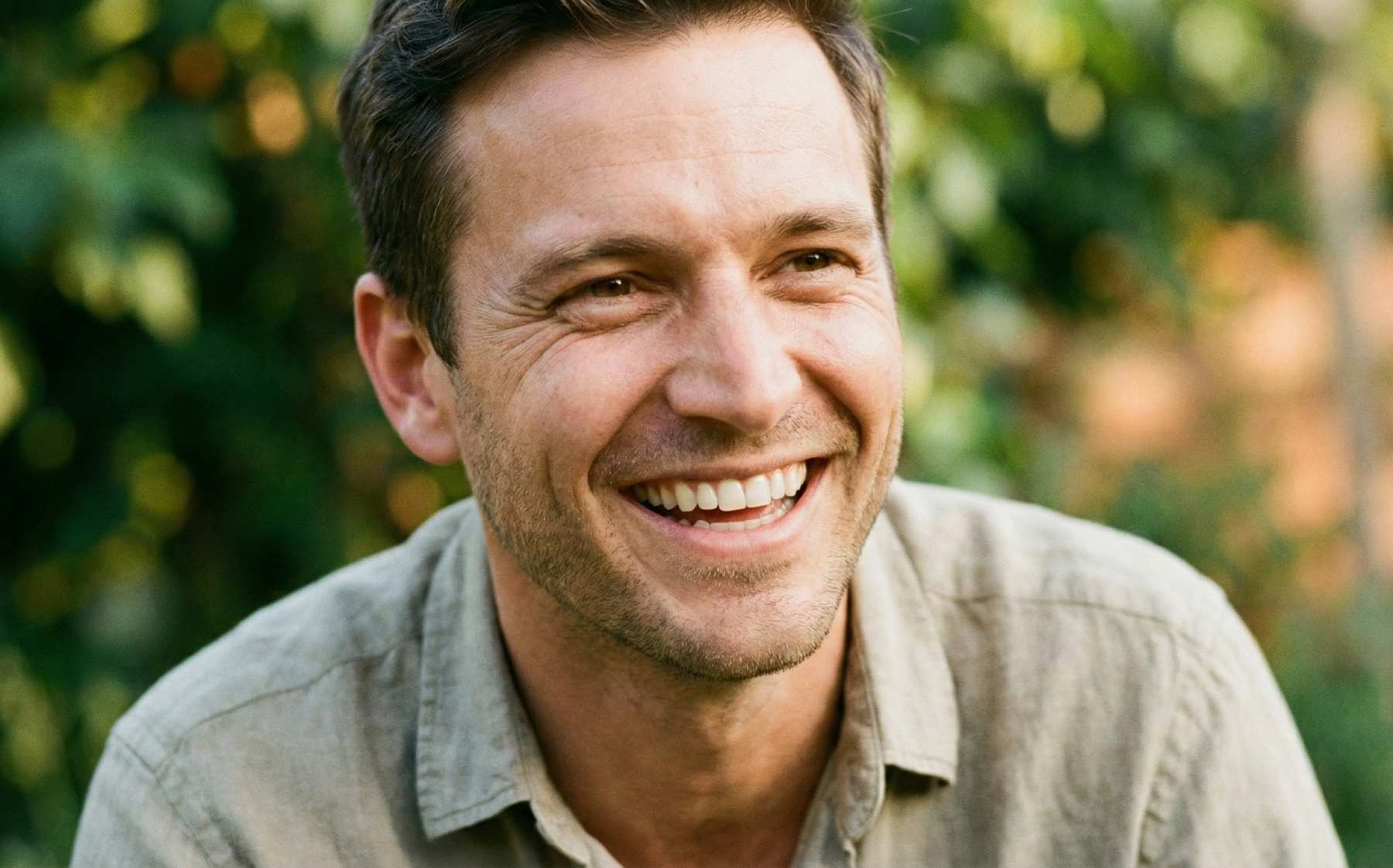 portret osobe koja ima pravilne zube